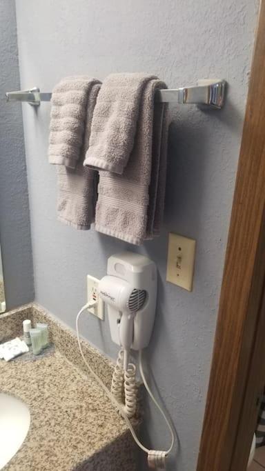 Hotel 2 Queen Beds Hotel Room 106 Wi-Fi Booking スティルウォーター エクステリア 写真