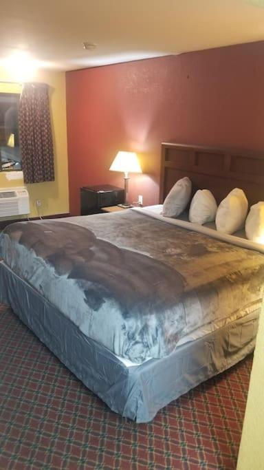 Hotel 2 Queen Beds Hotel Room 106 Wi-Fi Booking スティルウォーター エクステリア 写真